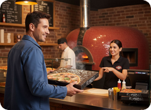 Mann mit Pizzakarton in der Hand