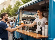 Frau verkauft Bier im Ausschankbecher